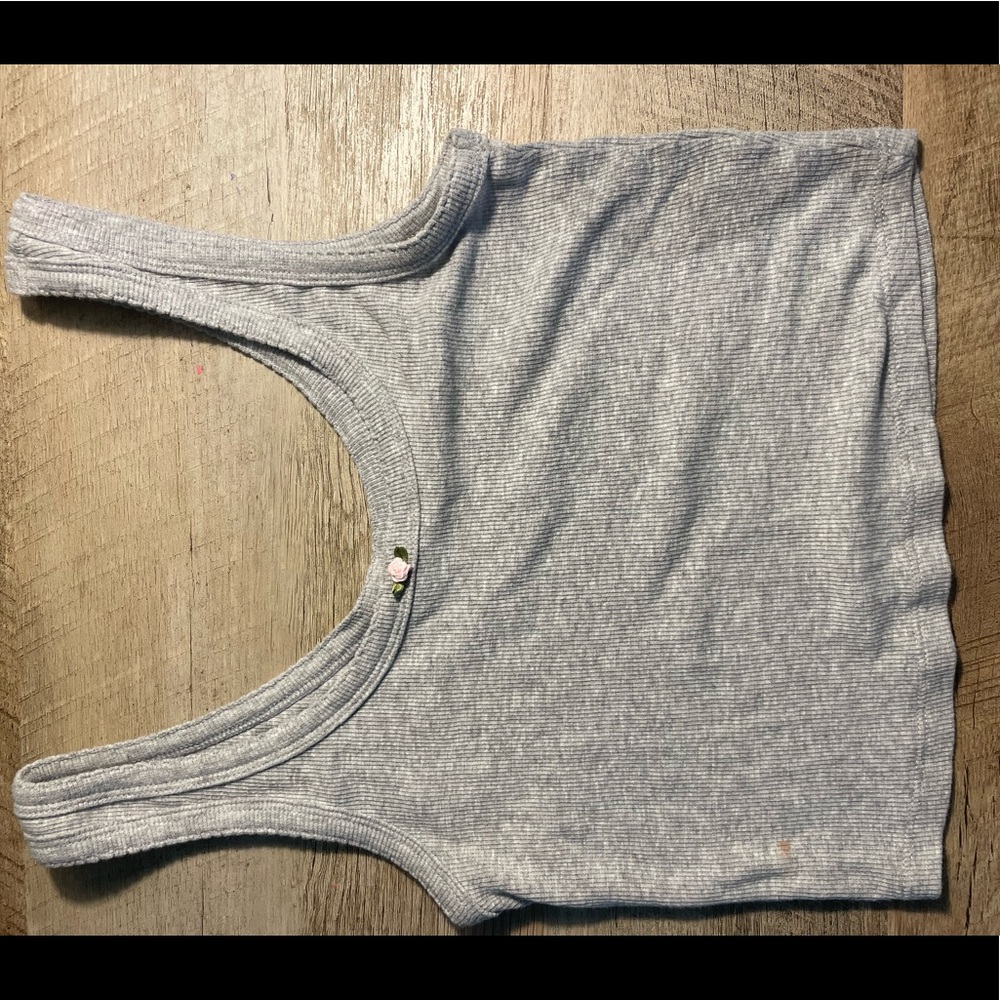 Grey cropped tanked with a little pink rose